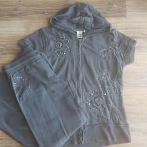 Shortsleeve and pants outfit